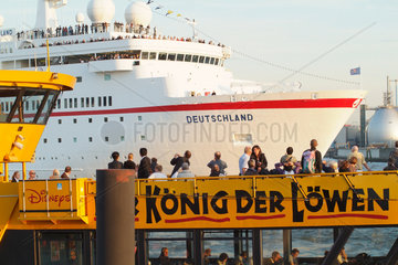 Hamburg  Deutschland  Passagiere eines Koenig der Loewen Shuttles fotografieren das Kreuzfahrtschiff Deutschland
