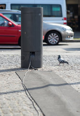 Berlin  Deutschland  Elektropoller fuer die Stromversorgung von Markstaenden auf dem Leopoldplatz