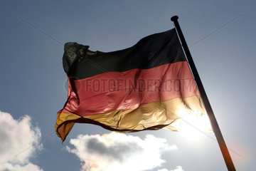 Berlin  Deutschland  eine wehende Deutschlandfahne im Gegenlicht
