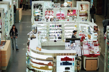 Verkaufsstaende mit Kosmetika im Kaufhaus CUM in Sofia