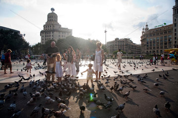 Barcelona  Spanien  Menschen fuettern Tauben auf der Placa de Catalunya