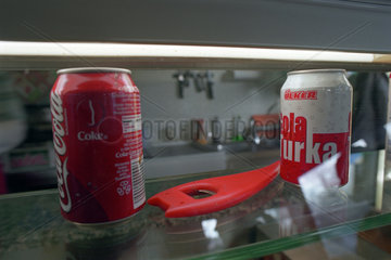 Coca-Cola- und Cola-Turka-Dose auf einer Imbisstheke