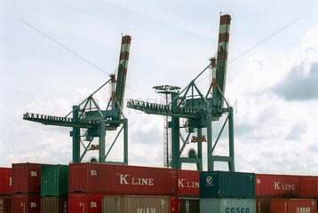 Containerbruecken im Containerterminal Bremerhaven
