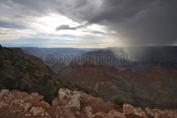Flagstaff  USA  Ausblick in den Grand Canyon mit dramatischer Wolkenformation