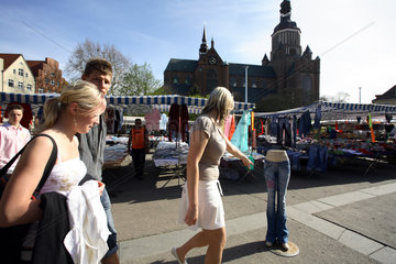 Stralsund  Jugendliche auf dem Neuer Markt und St. Marienkirche