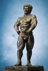 Hamburg  muskuloeser Mann als Statue