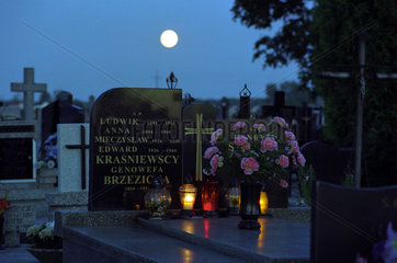 Ein Grab auf einem Friedhof in der Nacht  Polen