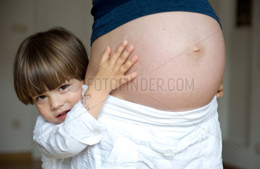 Berlin  Deutschland  eine schwangere Mutter mit ihrem Sohn
