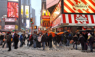 New York City  USA  Passanten auf dem verschneiten Times Square vor dem T.G.I. Fridays