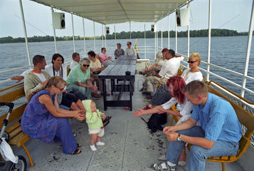 Touristen auf einem Ausflugsboot in Trakai  Litauen
