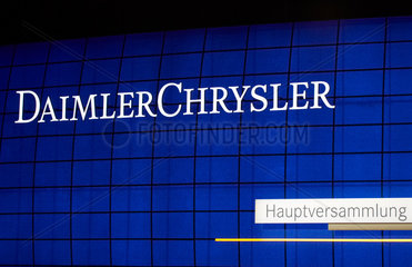 Berlin - Logo der DaimlerChrysler AG an einer blau leuchtenden Wand