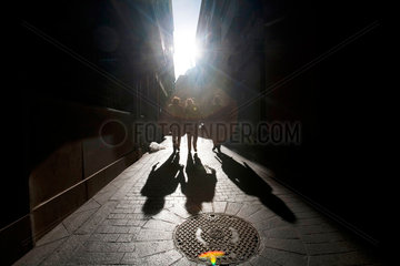 Sevilla  Andalusien  drei Frauen gehen eine Gasse entlang