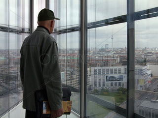 Berlin  Deutschland  aelterer Mann schaut auf Berlin-Mitte