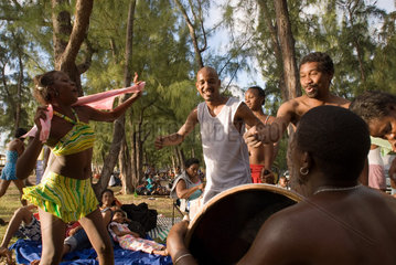 Tanzende Menschen am Strand von La Morne Brabant (Mauritius)