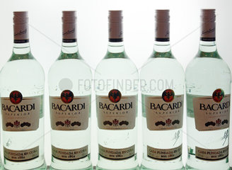 Symbolfoto  Flaschen mit Bacardi Rum