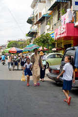Phnom Penh  Kambodscha  Passanten auf der Strasse mit Sonnenschirm