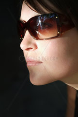 Berlin  Frau mit Sonnenbrille