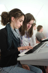 St. Georgen  Deutschland  Schuelerinnen der 7. Klasse im Musikunterricht