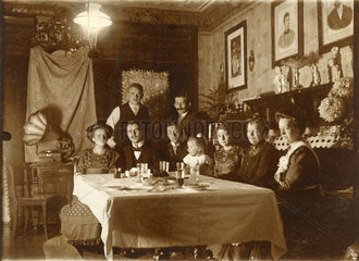 Familientreffen  Wohnung  1910