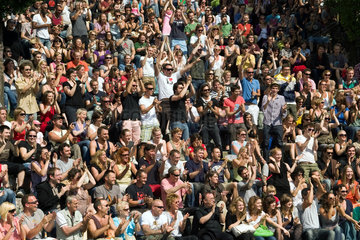 Berlin  Deutschland  applaudierendes Publikum bei einer Karaoke-Veranstaltung