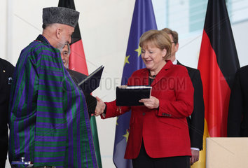 Berlin  Deutschland  Hamid Karzai und Dr. Angela Merkel bei der Unterzeichnung des Partnerschaftsabkommens
