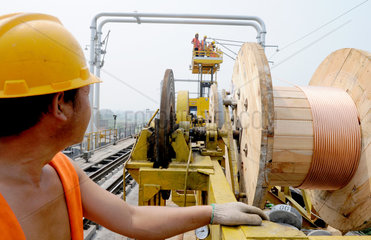 China  Verlegung von Starkstromleitungen an Eisenbahnlinie