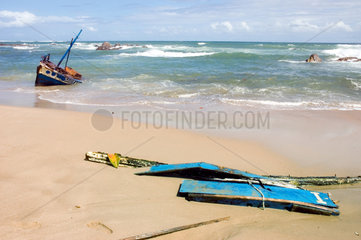 Salvador da Bahia  gestrandetes Schiffswrack am Strand