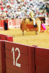 Sevilla  Spanien  die Nummer 12 auf der Abgrenzung der Stierkampfarena in Sevilla