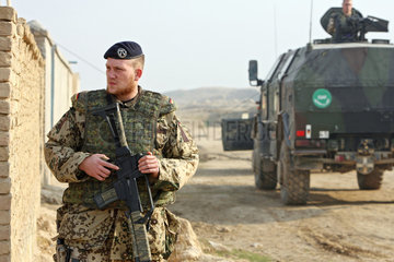 Mazar-e Sharif  Afghanistan  Bundeswehrsoldat der ISAF-Schutztruppe sichert das Gelaende