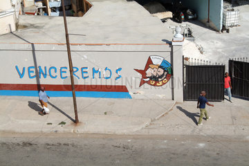 Havanna  Kuba  Zeichen der UJC mit dem Wort -Venceremos- an einer Hauswand