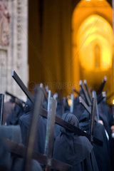 Sevilla  Spanien  Glaeubige mit Kreuzen auf ihren Schultern bei der Oster-Prozession
