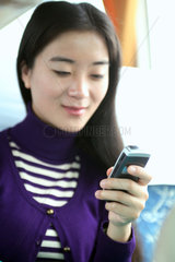 Shanghai  eine Frau schreibt eine SMS