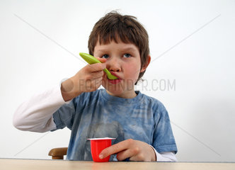 Berlin  Deutschland  Junge isst einen Fruchtzwerg