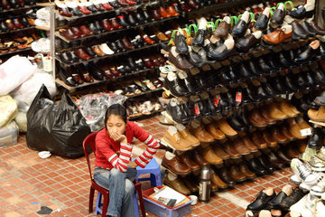 Schuhverkaeuferin im Cho Dong Xuan Markt