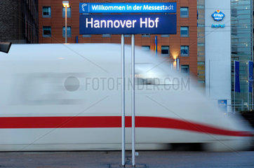 Hannover  Deutschland  ICE faehrt in den Hauptbahnhof von Hannover ein