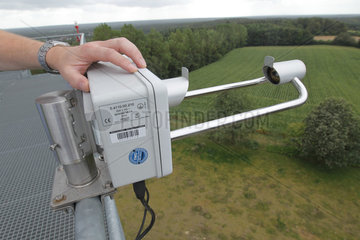 Boostedt  Deutschland  Laser Niederschlags-Monitor (Distrometer) auf der Wetterradaranlage des DWD