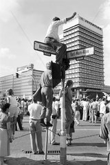 Berlin  DDR  Strassenszene am 1. Mai am Alexanderplatz