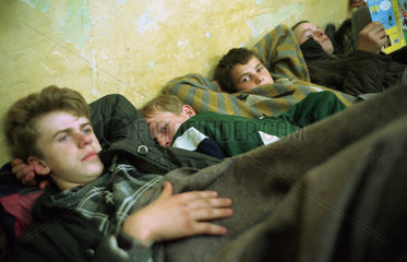 Travnik  Bosnien und Herzegowina  bosnische Fluechtlinge liegen erschoepft auf dem Boden eines Kellers