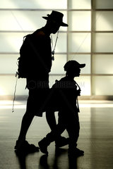 Berlin  Deutschland  Silhouette von einem Vater mit seinem Sohn