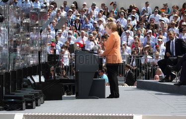 Berlin  Deutschland  Bundeskanzlerin Angela Merkel (CDU) und US-Praesident Barack Obama am Brandenburger Tor