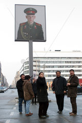 Berlin  japanische Touristen besichtigen den ehemaligen Checkpoint Charlie in der Friedrichstrasse