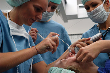 Berlin  Anaesthesistin bei Intubation