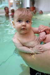 Aukrug  Deutschland  Babyschwimmen in der Fachklinik Aukrug