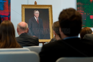 Berlin  Deutschland  Ehrenbuerger-Portrait des ehem. US-Praesidenten George Bush im Abgeordnetenhaus