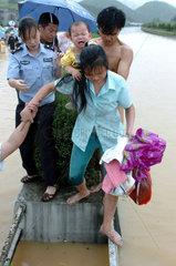 CHN  China  Ueberschwemmung zerstoert eine Strasse