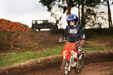 Kleiner Junge beim Motocross-Fahren  Norddeutschland
