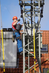 Handewitt  Deutschland  Mitarbeiter einer Elektrofirma demontiert einen Transformator
