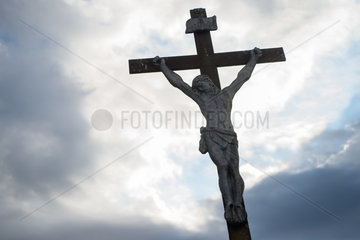 Cered  Ungarn  Kruzifix auf einem Friedhof
