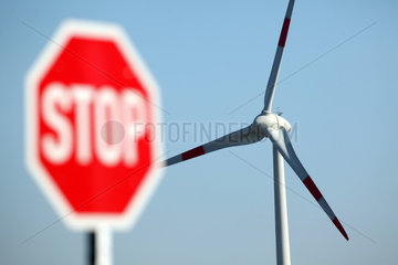 Horstedt  Deutschland  Stopschild vor einer Windkraftanlage