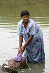 Karumanchi  Indien  eine Frau beim Waesche waschen